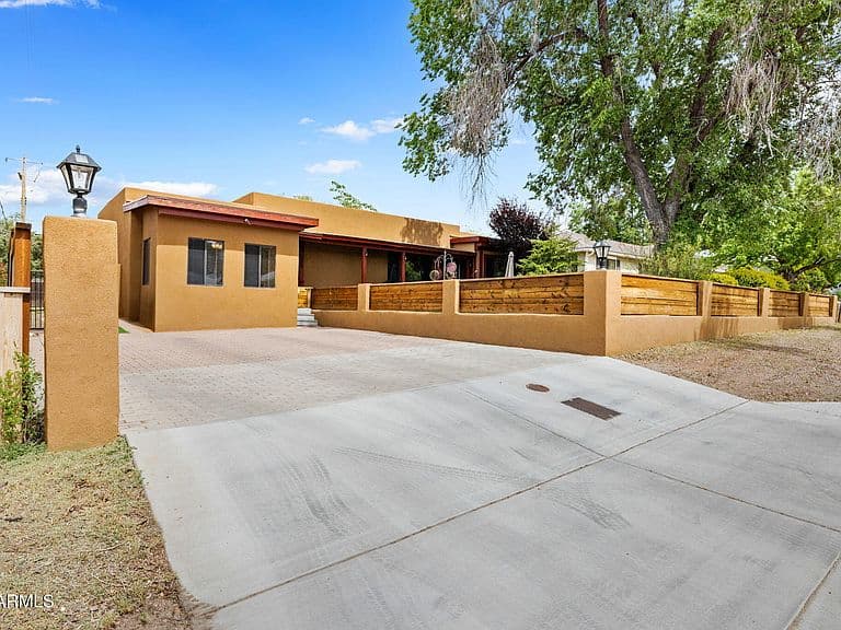 209 ROBINSON Drive photo 2