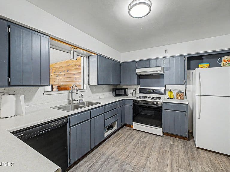 10202 E JONES Avenue photo 2