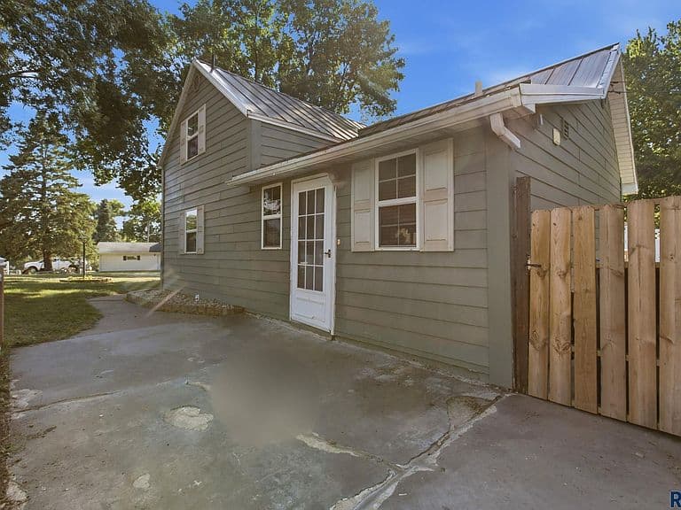 240 Oak Ave photo 5