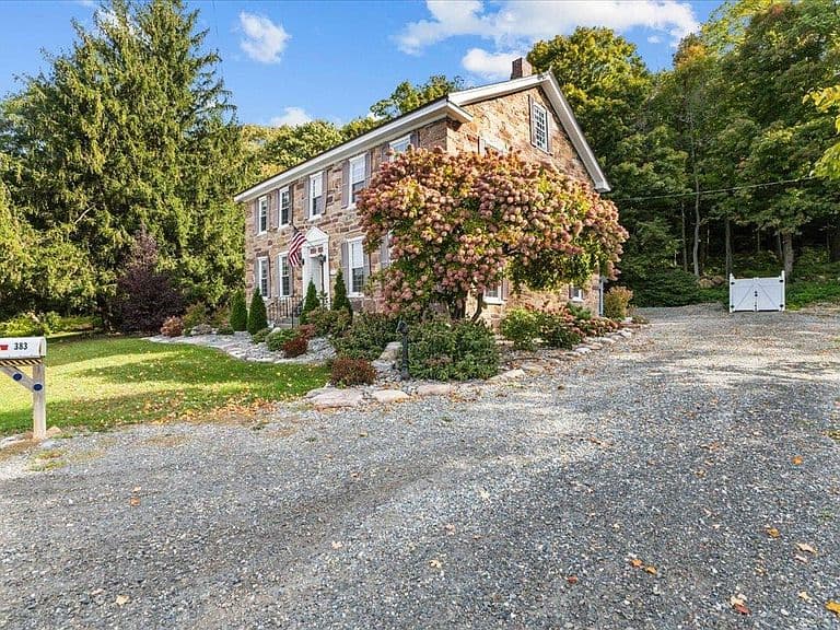 383 St. Albans Road photo 4
