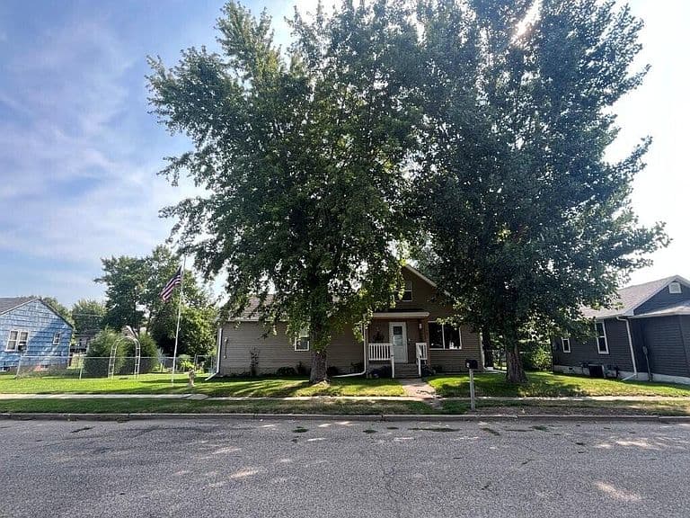 306 4th Ave W photo 1