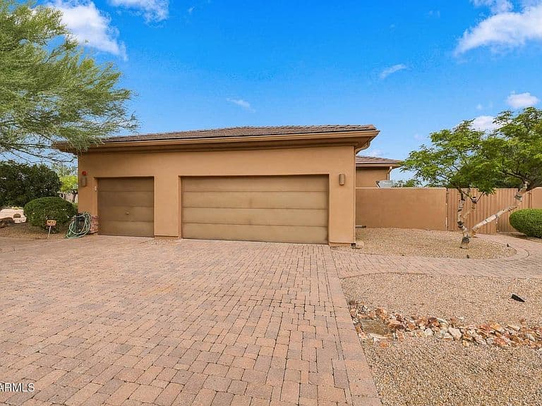 11378 E CAVEDALE Drive E photo 4