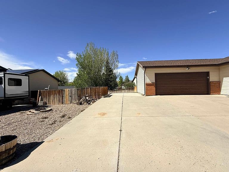1045 Cypress Cir photo 2