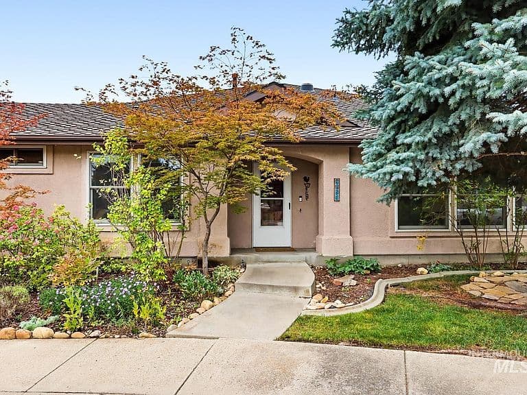 4854 N Lakeview Pl photo 3