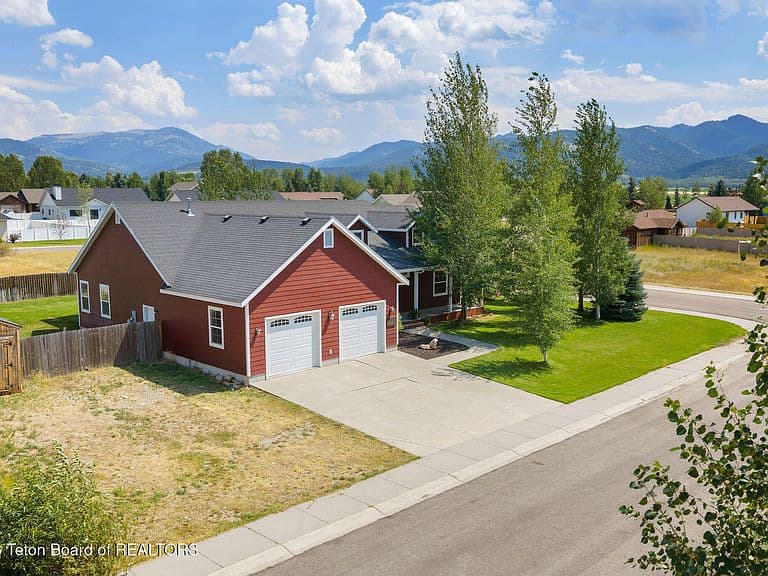 8841 Aurora Dr photo 2