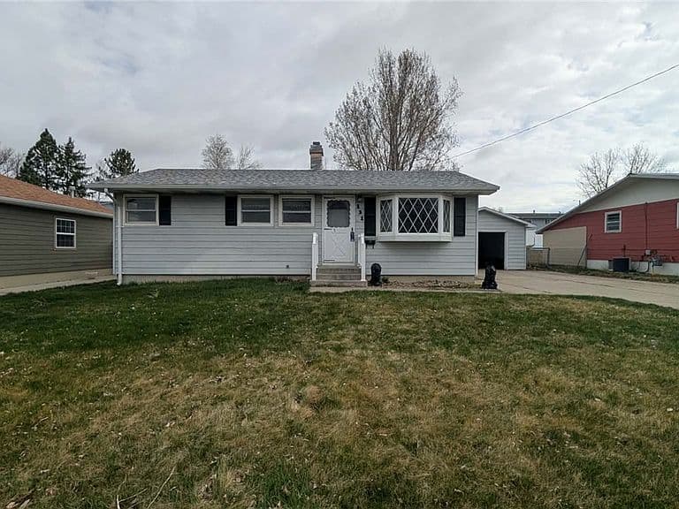 131 Maple Ave photo 3