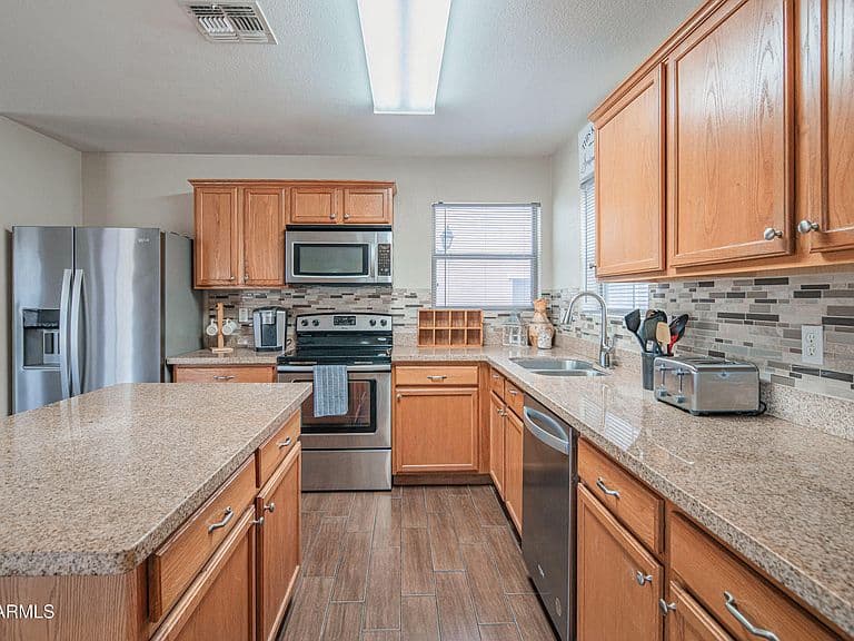 1075 E PARKVIEW Court photo 4