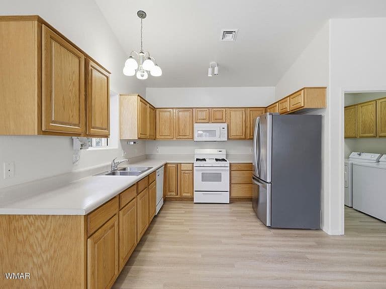 1681 W Oliver photo 3