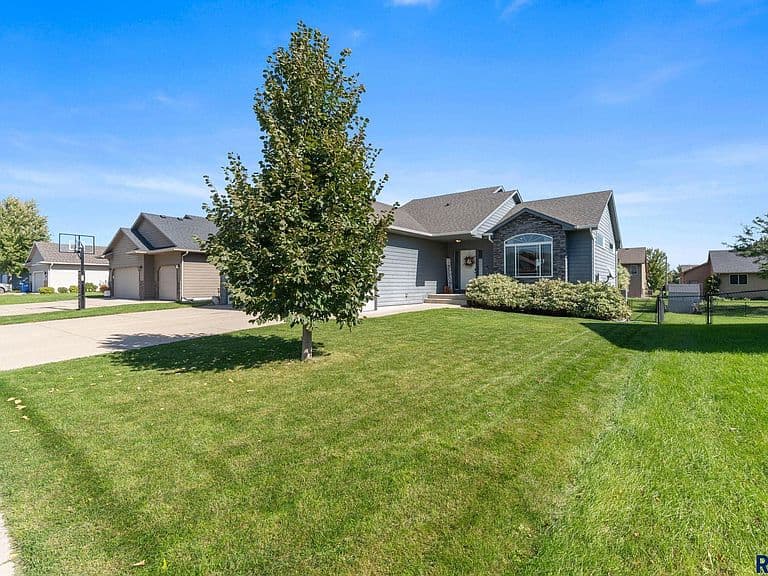 408 Adrianna Ave photo 2