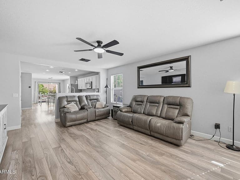 3924 E KENT Avenue photo 4