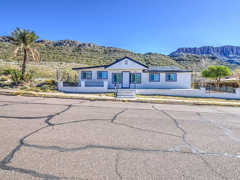 300 N MAGMA Avenue photo 4