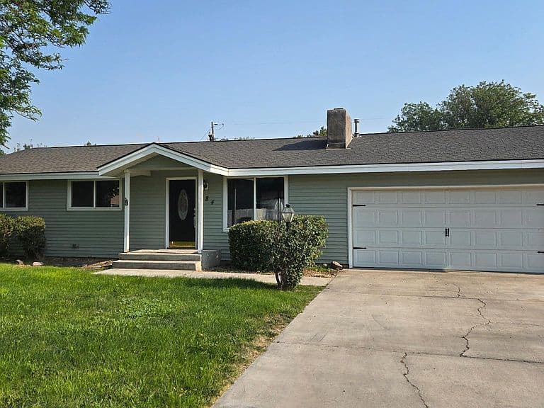 684 Crestview Dr photo 2