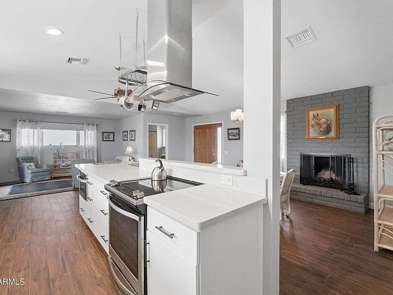 12809 W SEVILLE Drive photo 3