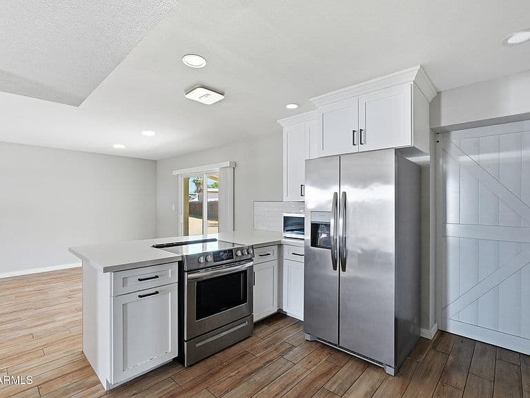 5630 W WILSHIRE Drive photo 3