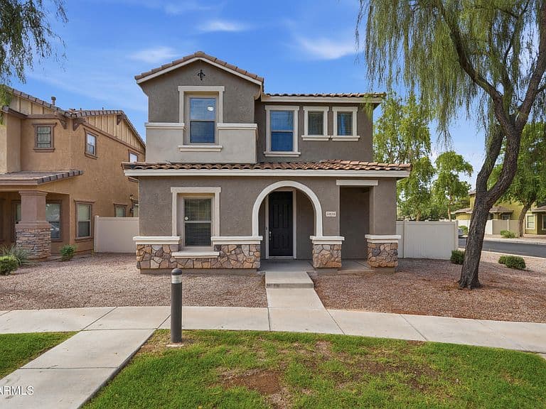 5856 E HOLMES Avenue photo 1