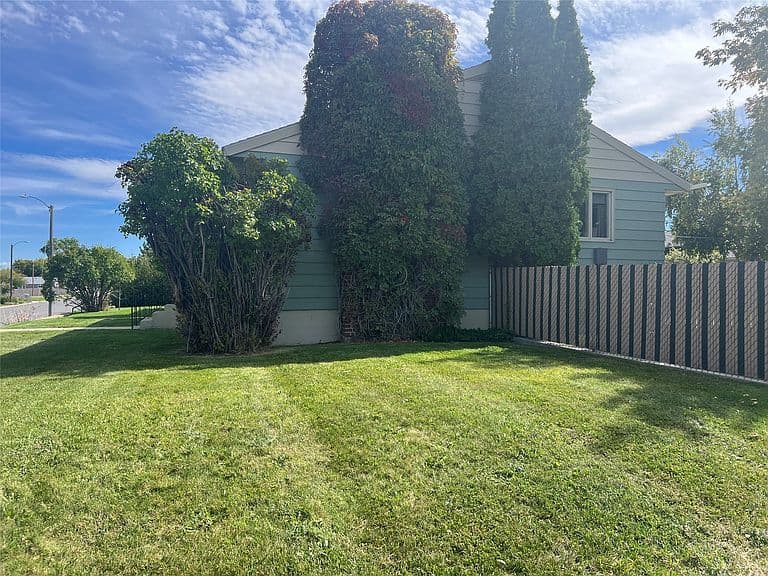 1329 Leslie Ave photo 2