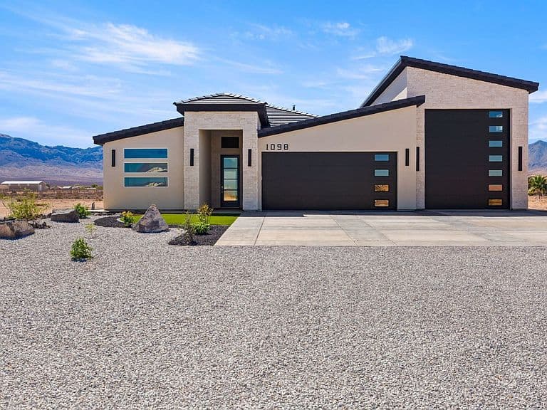 1098 E Las Vegas Way photo 3