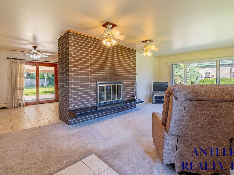 920 Aspen Dr photo 2