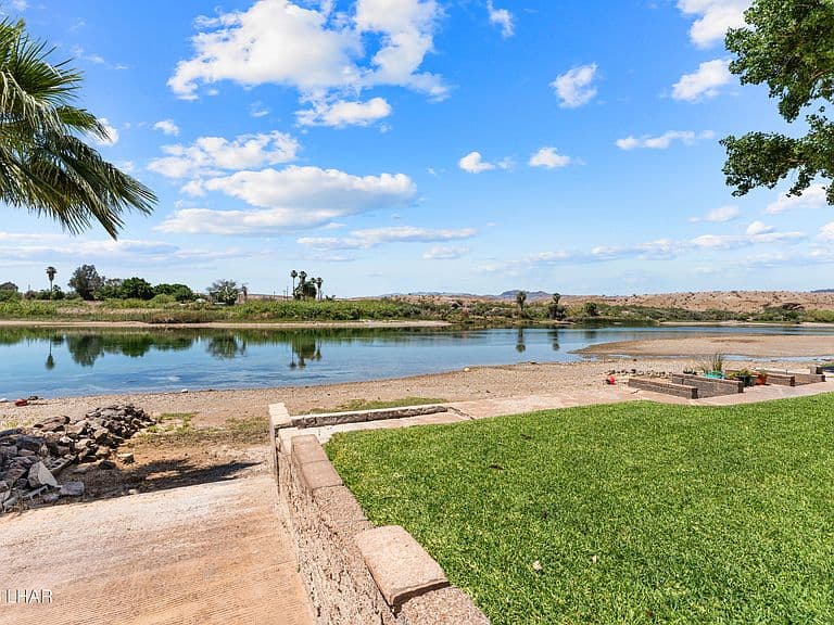256 E Riverfront Dr photo 4