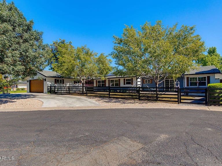 719 W KALER Drive photo 3