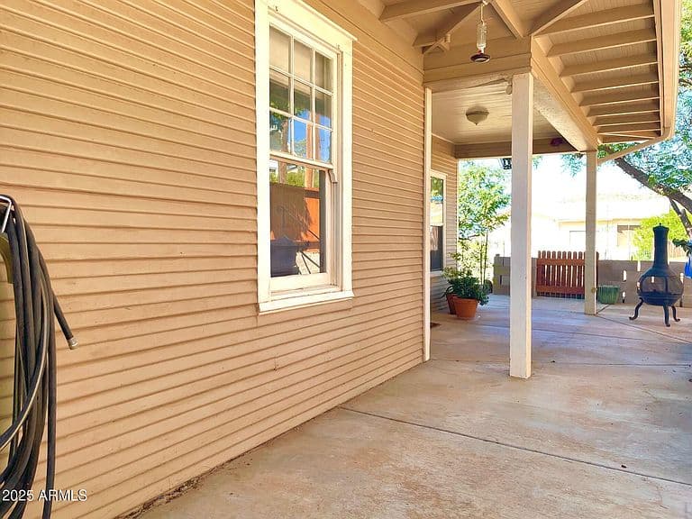 318 VAN DYKE Street photo 4