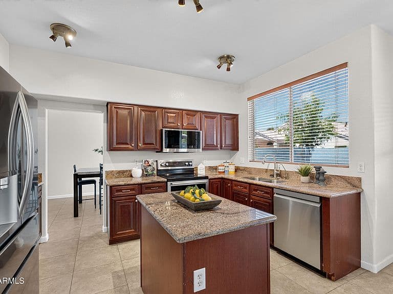 1100 W GLENMERE Drive photo 3