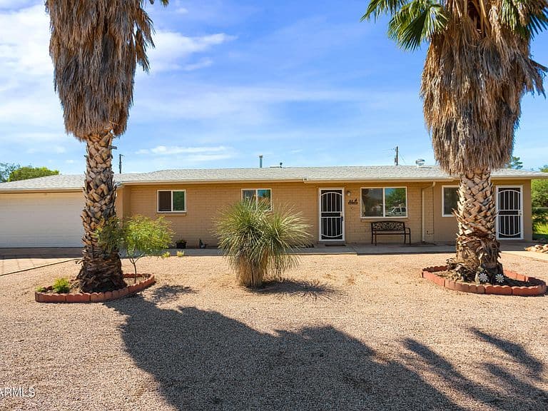 150 E OAK Street photo 1