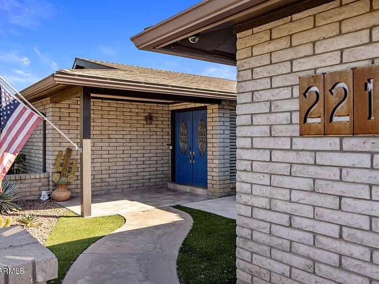 221 W Sweetwater Ave photo 3