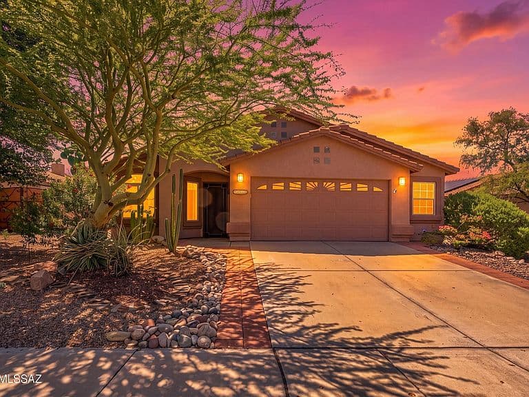 2514 E Petroglyph Ln photo 1