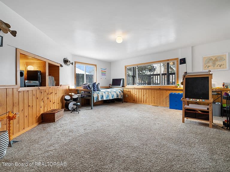 662 E Hansen Ave photo 5