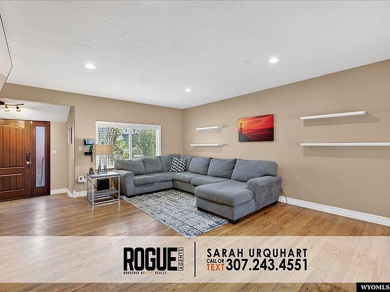2035 Bonnie Brae St photo 3