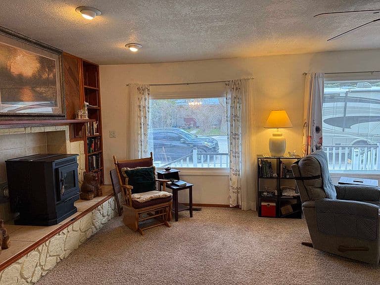 122 Topaz St photo 5