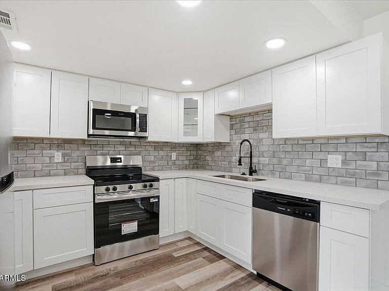 752 E Glade Ave photo 1