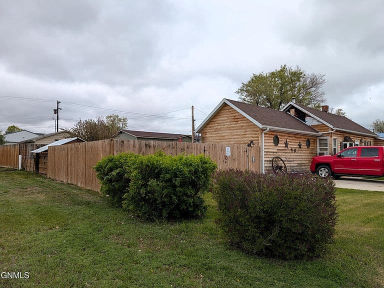 327 2nd Ave W photo 4