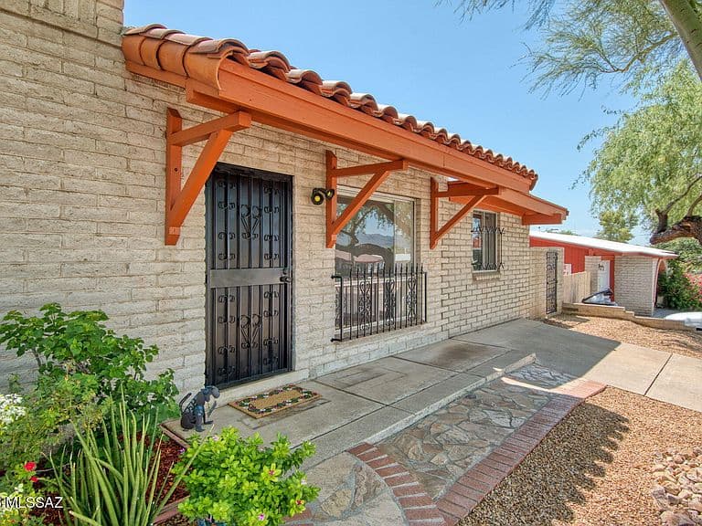 6242 N Carapan Pl photo 4