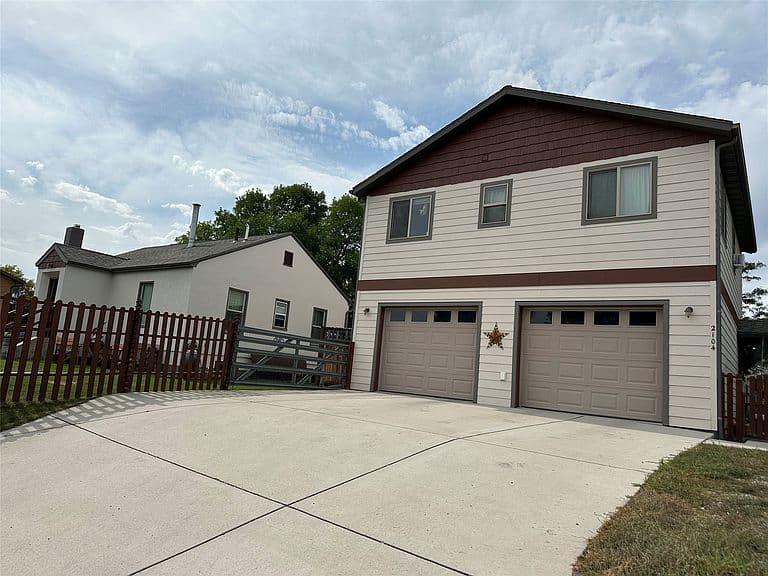 2100 Villard Ave photo 2