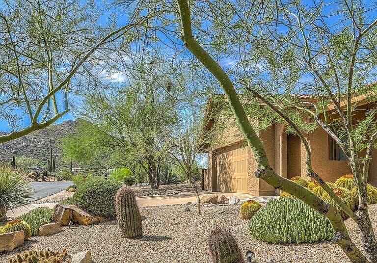 2044 E SMOKETREE Drive photo 2