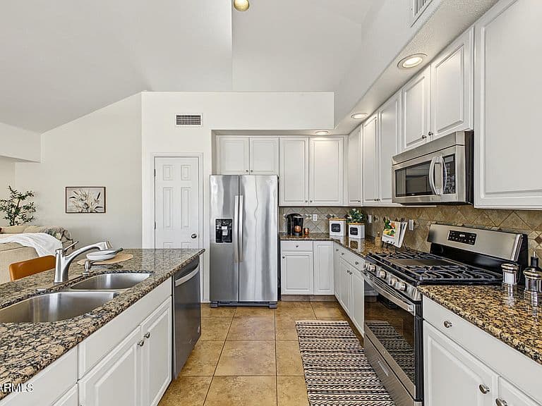 1002 W KELTON Lane photo 3