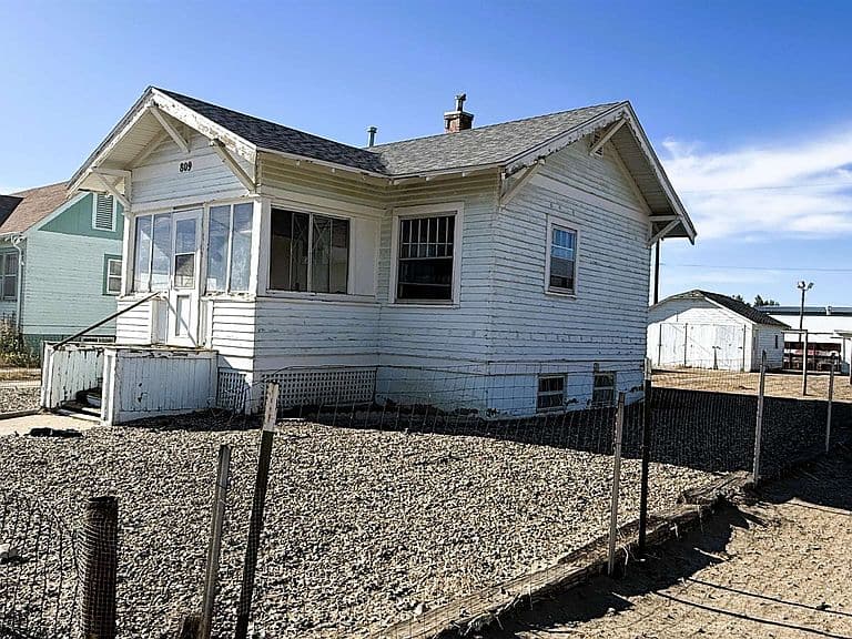 809 Robertson Ave photo 3