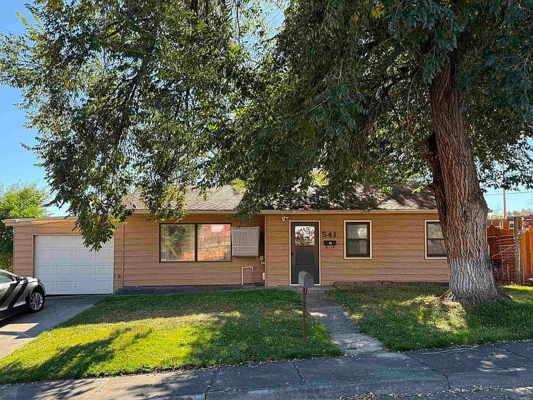 541 Ryan St photo 2