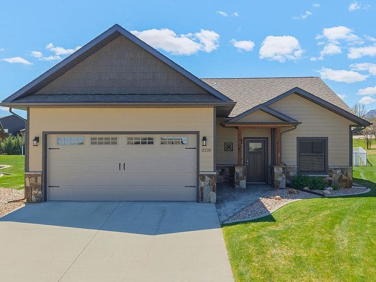 2220 Arrowhead Cir photo 1
