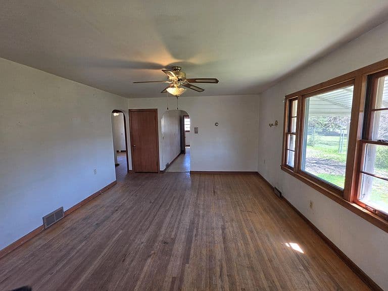452 Marsh St photo 4