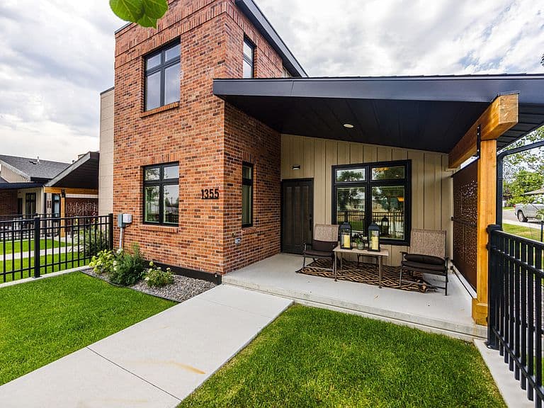 1355 Avon St photo 3