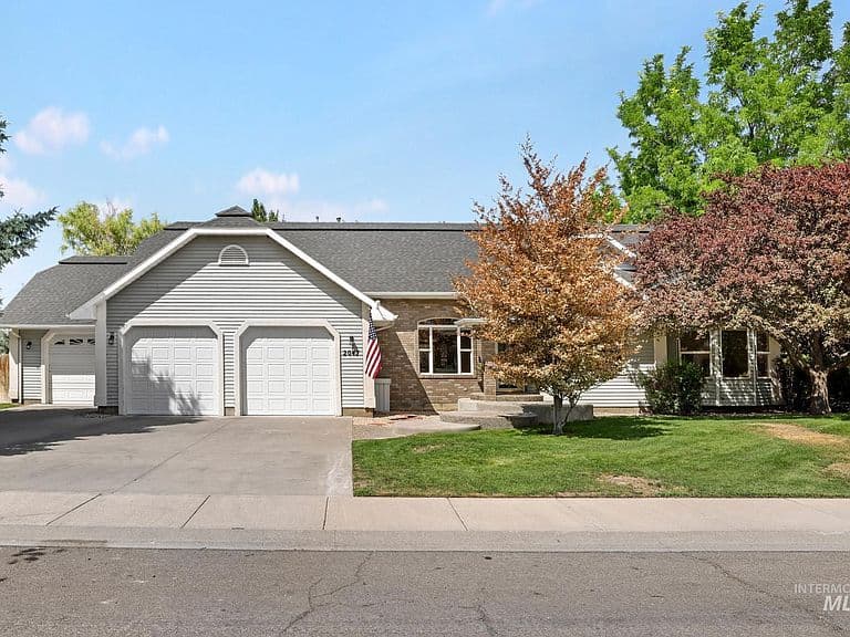 2047 Candlewood Cir photo 3