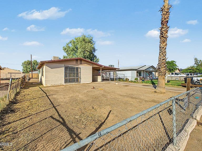 1138 W APACHE Street photo 4