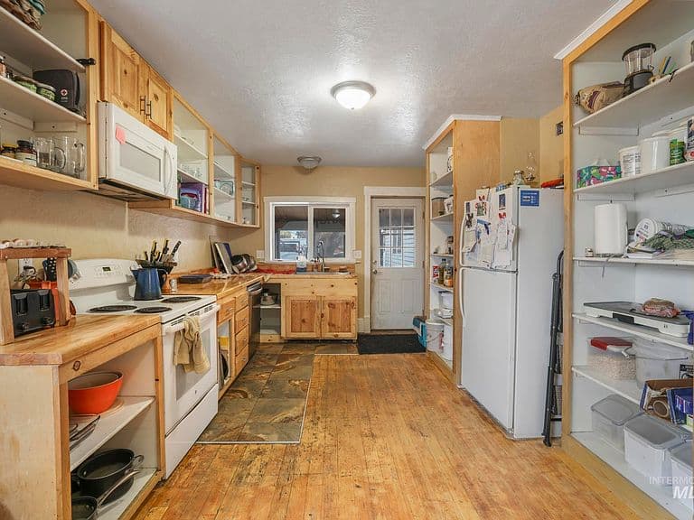 409 1st St E photo 2