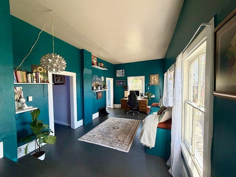 258 W Railroad Ave photo 2
