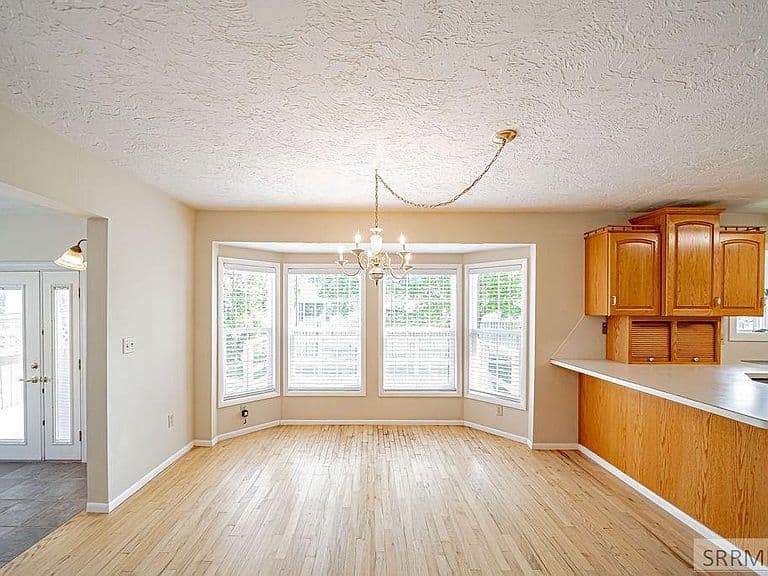 694 Ruth Ave photo 4