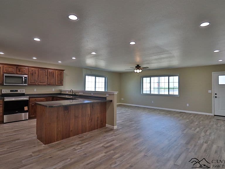 1193 Van Pl photo 2