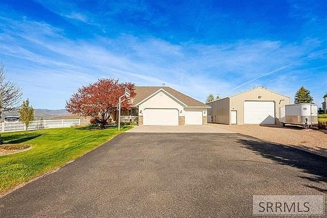 802 E Madlee Rd photo 2
